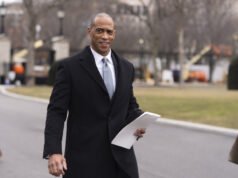 Alto funcionário de Trump senta-se para recitar pontos de discussão preconceituosos na TV ao vivo