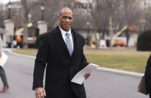 Alto funcionário de Trump senta-se para recitar pontos de discussão preconceituosos na TV ao vivo