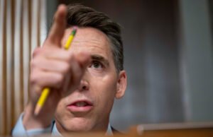 Josh Hawley tenta se distanciar da bagunça da saúde do Partido Republicano