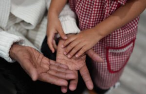 Prisões do ICE estão forçando mães americanas a largarem seus empregos