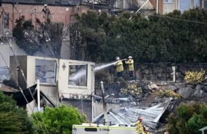 Bombeiros mortos enquanto incêndios florestais destroem casas na Austrália
