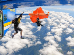 O paraquedista sobreviveu depois que o paraquedas ficou preso na asa do avião a 4.600 metros de altitude