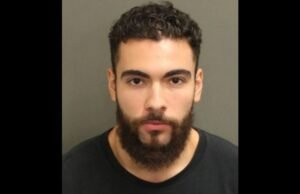 Estudante universitário da Flórida escondeu AR-15 debaixo da cama e ordenou 1.500 tiros em colete tático e em seu dormitório, disse a polícia