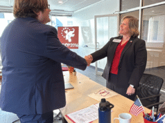 O candidato do Texas apresentou-se como republicano depois que o democrata arrecadou fundos