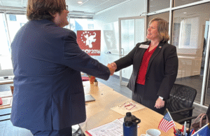 O candidato do Texas apresentou-se como republicano depois que o democrata arrecadou fundos