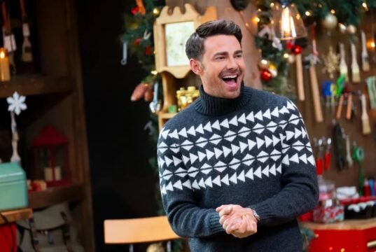 Jonathan Bennett nos leva aos bastidores da 2ª temporada de Finding Mr. Christmas