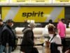 Dois funcionários da Spirit Airlines enfrentam acusações por roubar uma bolsa Louis Vuitton de US$ 500 de um passageiro