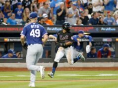 O ex-arremessador do Rangers Glenn Otto anunciou sua aposentadoria repentina