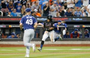 O ex-arremessador do Rangers Glenn Otto anunciou sua aposentadoria repentina