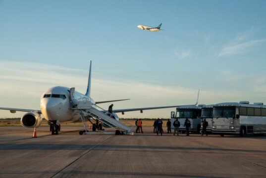 Juiz dá novo prazo a Trump para deportar imigrantes venezuelanos