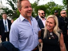 O repórter do MAGA, Brian Glenn, abandona o trabalho na Casa Branca para seguir a namorada MTG até a Geórgia