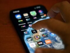 A administração Trump planeja uma verificação de mídia social de cinco anos para visitantes