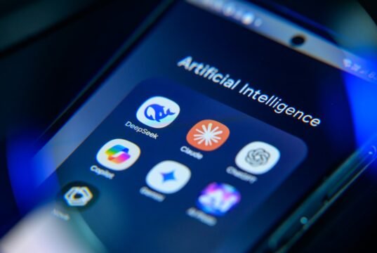 Três em cada dez adolescentes dos EUA usam chatbots de IA diariamente, mas as preocupações com segurança estão aumentando