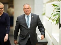 O republicano Don Bacon diz que a credibilidade de Hegseth está ‘prejudicada’, citando Signalgate e Ucrânia: ‘má tomada de decisões’