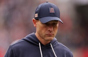 Bears HC Ben Johnson dá um choque de realidade nos playoffs da NFL após derrota para o Packers