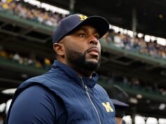 Técnico de futebol de Michigan preso horas depois de ser demitido por ‘relacionamento impróprio’ com funcionário