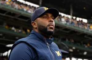 Técnico de futebol de Michigan preso horas depois de ser demitido por ‘relacionamento impróprio’ com funcionário