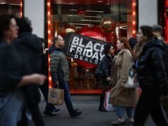 Consumidores do Reino Unido cortaram gastos antes do Natal no ritmo mais rápido em quase cinco anos