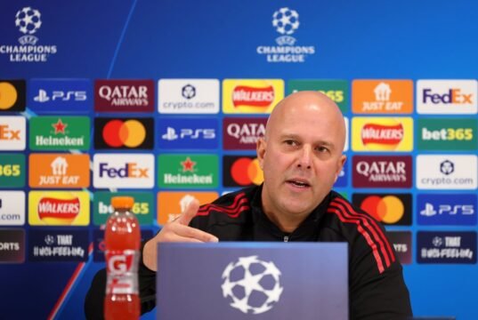 O técnico do Liverpool, Arne Slott, quebrou o silêncio com o discurso impressionante de Mohamed Salah