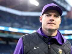 Os Vikings anunciaram a contratação de um novo quarterback antes do jogo Commander