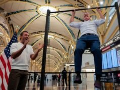A estranha coletiva de imprensa do aeroporto apresentou competição entre membros do gabinete da administração Trump