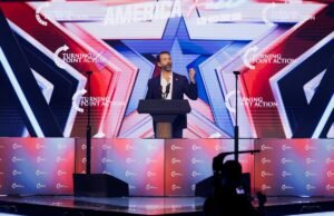 Trump ameaça ‘demitir’ Don Jr depois que ele aparece no viva-voz na polêmica conferência Turning Point