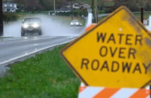 Rastreador ao vivo de tempestade climática de inverno: um morto porque avisos de inundação e neve atrapalham as viagens de férias