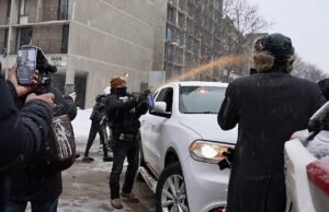 Agentes federais usam spray de pimenta contra multidão no bairro somali de Minneapolis em meio à repressão de Trump
