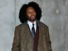 Os dramaturgos americanos Jeremy e Harris são presos sob suspeita de contrabando de drogas em Okinawa