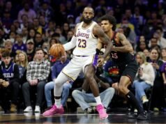 LeBron James, do Lakers, reage ao fazer história na NBA contra 76ers