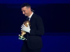 A Fifa pediu desculpas por obrigar o técnico argentino vencedor da Copa do Mundo a usar luvas para tocar o troféu.