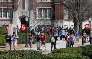 Oklahoma demite instrutor que deu nota baixa na redação de um estudante universitário provoca indignação conservadora