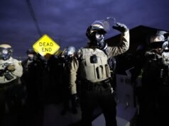 Manifestantes anti-ICE atacaram agentes com gás lacrimogêneo depois que eles atiraram bolas de neve contra eles