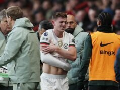 O atacante do Chelsea, Liam Delap, foi forçado a sair contra o Bournemouth com suspeita de lesão no ombro