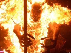 Uma efígie de Trump decapitado é queimada no festival anual de Natal