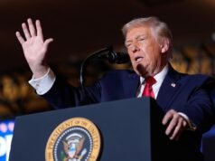 Trump acusa os democratas de ‘farra de capacidades’ e gaba-se do mercado de ações em discurso destinado a promover o histórico econômico