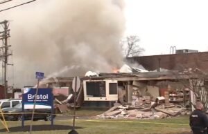 Um possível vazamento de gás causou uma explosão em uma casa de repouso na Pensilvânia que prendeu residentes, dizem os relatórios