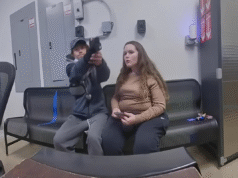 O vídeo mostra o momento terrível em que um suspeito de furto em uma loja aponta uma arma para a polícia de Ohio