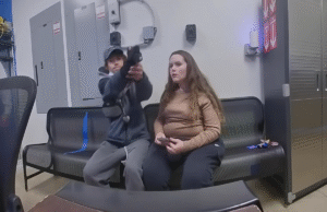 O vídeo mostra o momento terrível em que um suspeito de furto em uma loja aponta uma arma para a polícia de Ohio