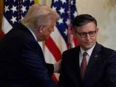 O senador democrata diz que Mike Johnson é o ‘pai’ de Trump ao abandonar o apoio à fertilização in vitro