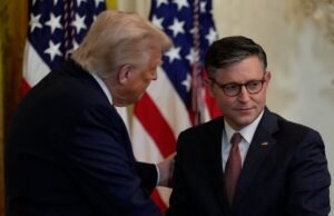 O senador democrata diz que Mike Johnson é o ‘pai’ de Trump ao abandonar o apoio à fertilização in vitro