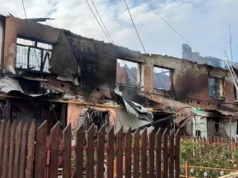 A mídia noticia que as tropas russas levarão cerca de 50 aldeões através da fronteira com a Ucrânia.