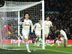 Leeds empata em 3 a 3 com o Liverpool, Tanaka vai para o gol