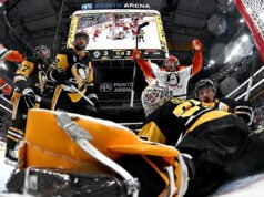 Os Ducks venceram depois que os Penguins D’Erik Karlsson acidentalmente acertaram o gol do empate faltando 0,01 segundos para o final da disputa de pênaltis.