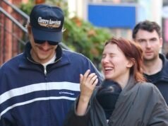 Millie Bobby Brown coloca a filha sob o casaco em caminhada com Jake Bongiovi