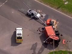 Mulher morre e homem fica ferido depois que caminhão bate em poste na rodovia Hume, em Melbourne