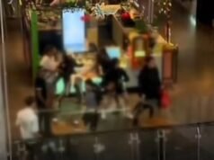 Gangue de jovens joga cadeiras em adolescente no ataque ao shopping center Sydney Broadway