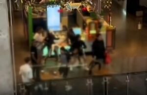 Gangue de jovens joga cadeiras em adolescente no ataque ao shopping center Sydney Broadway