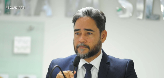 adriano-martins-presidente-camara-de-bayeux.png