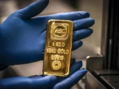 Ouro atinge alta recorde em meio a expectativas de corte de taxas e conflito geopolítico